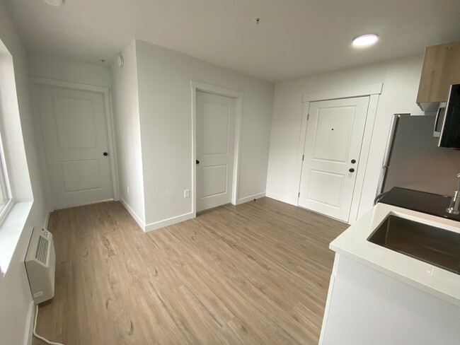 Building Photo - Renovated Apartment in Murray!