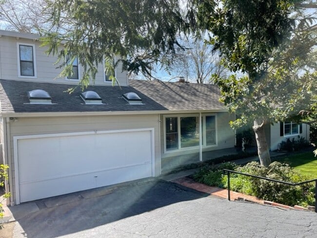 Building Photo - Lafayette home, great location!