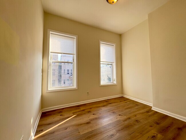 Foto del edificio - 614 Bramhall Ave