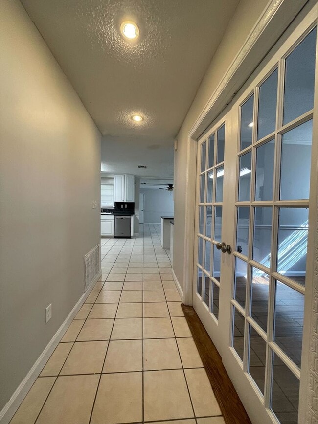 Foto del edificio - 6646 Pinebrook Dr