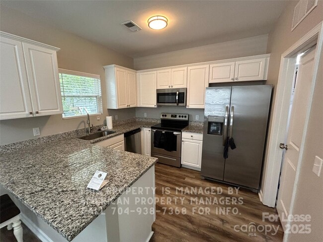 Building Photo - 905 Klondale Ave