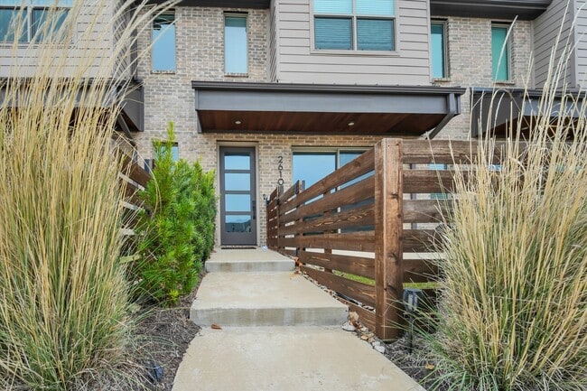 Building Photo - 2610 La Cala Dr