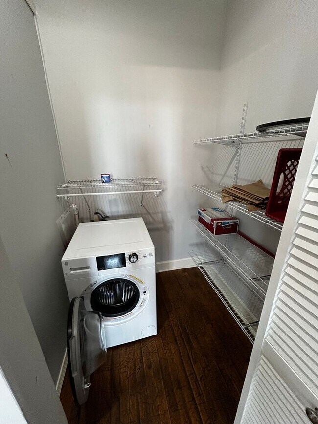 Foto del edificio - Riverviews 1 Bedroom with Exposed Brick, Hardwood Floors