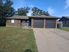 Building Photo - 111 SE Coachman Dr