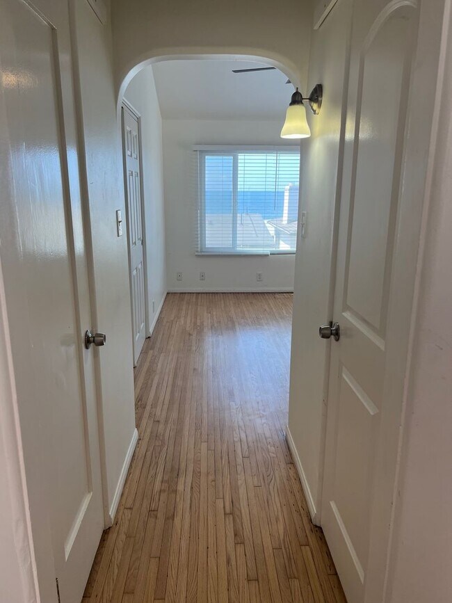 Building Photo - 205