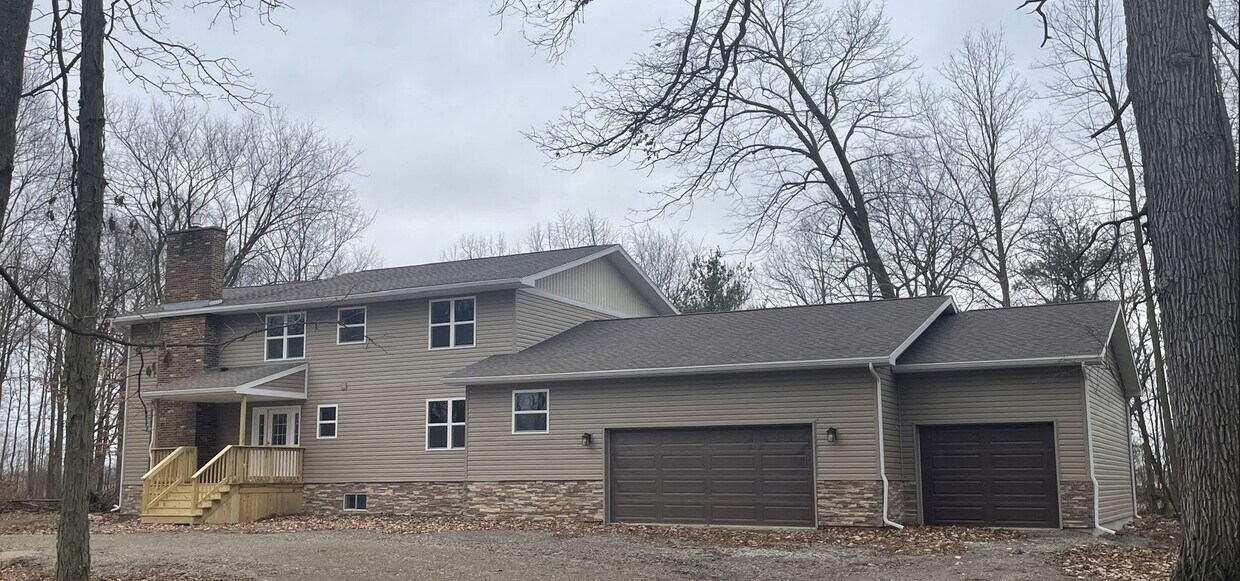 Primary Photo - Gorgeous 4Bed 2.5Bath 5 acre lot wooded oasis