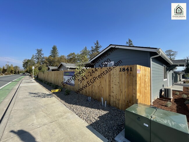 Building Photo - 1841 Hubbard Ln