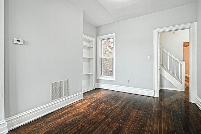 Foto del edificio - Available Now - Spacious 5 Bedroom, 1 Bath...