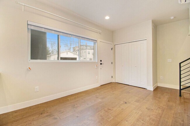 Building Photo - 1 Bedroom 2 Bathroom Luxury Brand New Town...