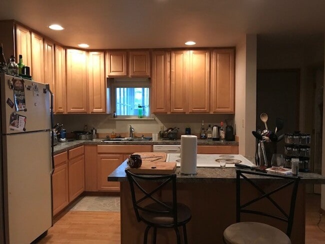 Building Photo - Great 5 Bed and 1.5 Bath House in the Broa...