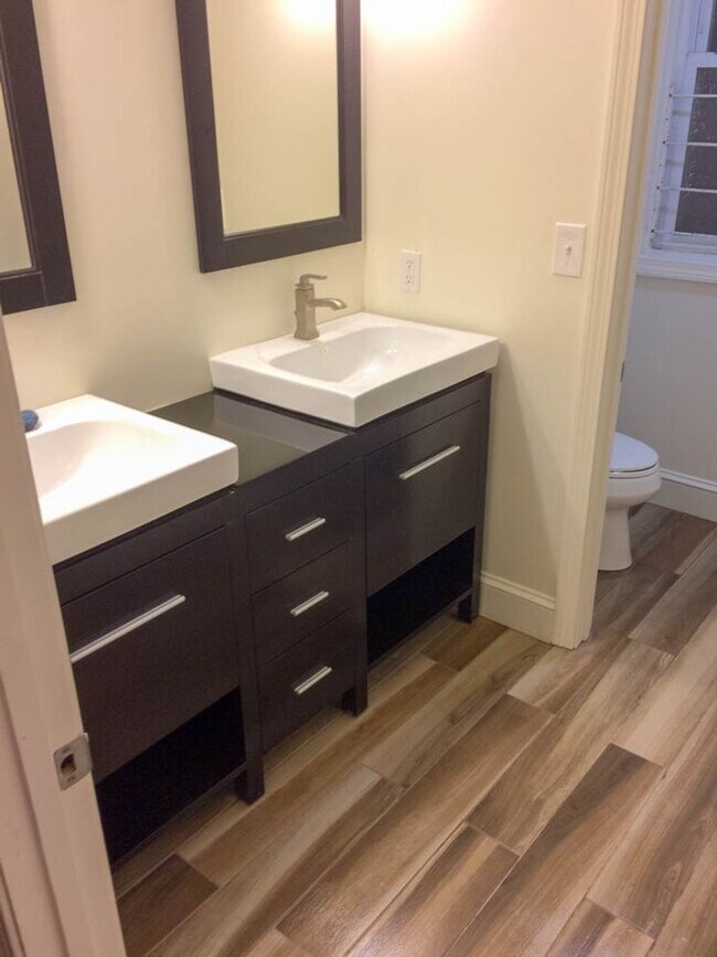 Foto del edificio - ALLSTON 4 BED/2 BATH ON CHESTER ST - LAUNDRY IN UNIT