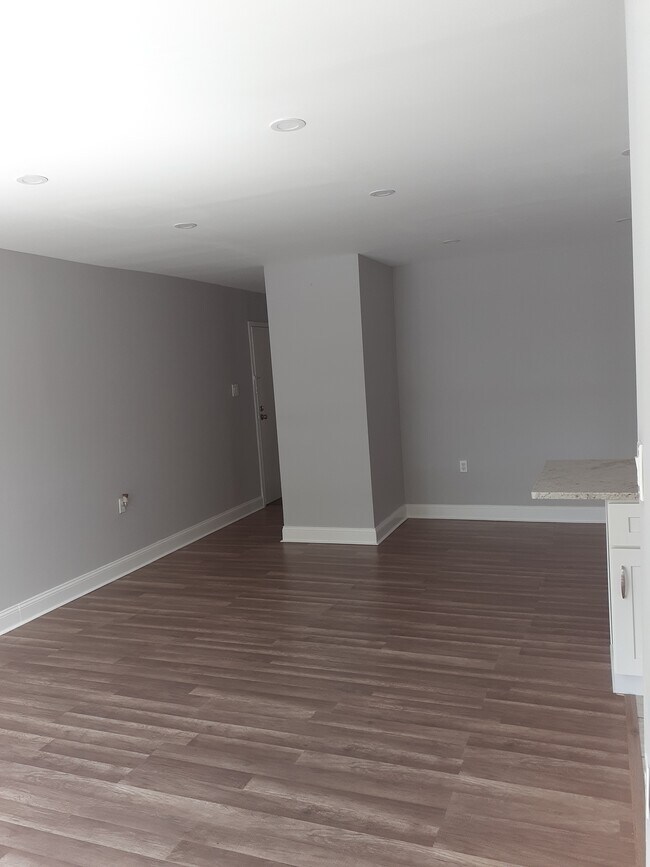 Building Photo - 8641 Sacramento Dr
