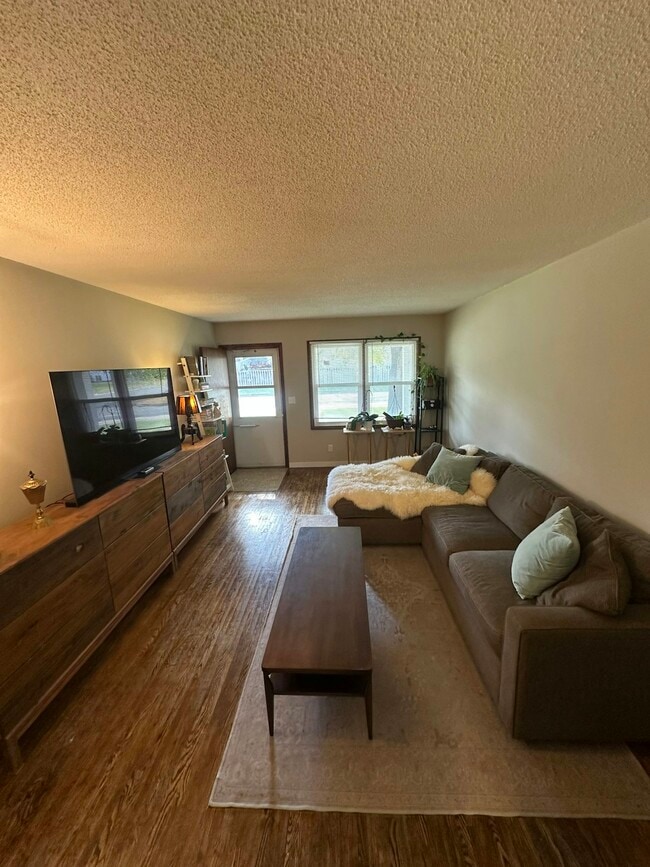 Foto del edificio - 360 57th Ave NE