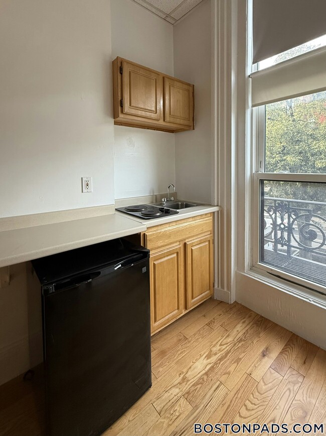 Building Photo - 405 Beacon St