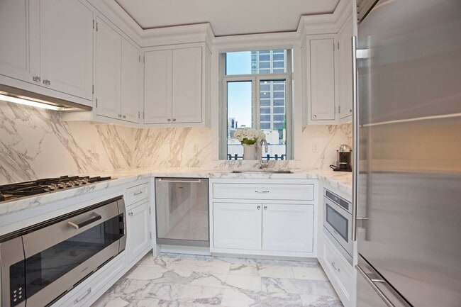 Building Photo - 132A E 65th St