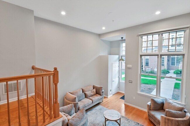 Building Photo - 319 Midland Ct