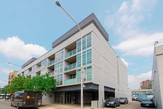 Building Photo - 1610 W Fullerton Ave