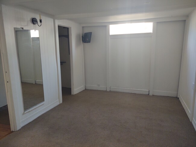 NE BDRM W/Closet - 106 44th St