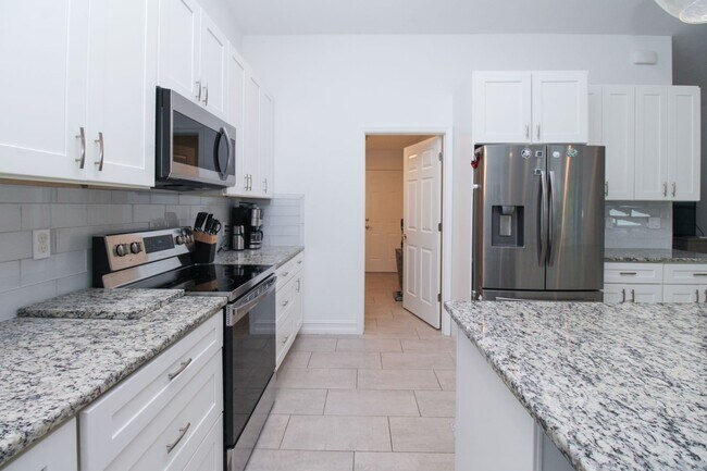 Foto del edificio - Spacious Private Pool Home with RV/Boat and Trailer Storage – OFFERED UNFURNISHED -- Available fo...