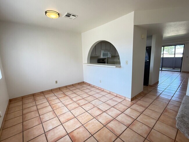 Foto del edificio - 611 W 13th St