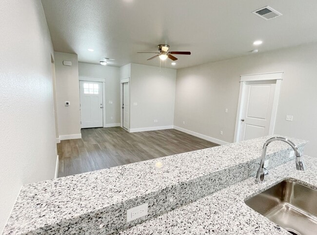 Foto del edificio - Quiet neighborhood/Open floor plan/Paved s...