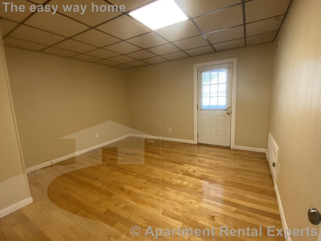 Building Photo - Medford / Tufts Area 3+ bed - New floors