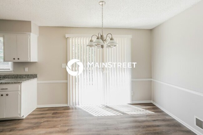 Building Photo - 3 Bedroom Pet-Friendly Home in Kansas City, MO with Main Street Renewal