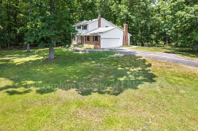 Foto del edificio - 6670 Elizabeth Lake Rd