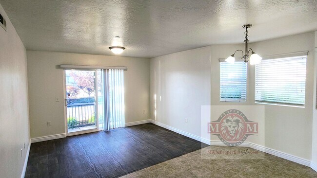 Foto del edificio - Great 3 Bed 2 Bath Sandy Condo!!