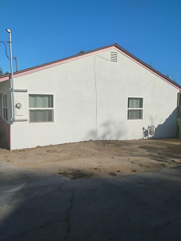 Foto principal - 18924-18934 Gault Street