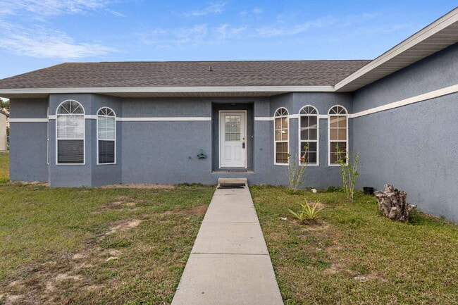 Foto del edificio - 3BR, 2BA available now in Silver Springs Shores