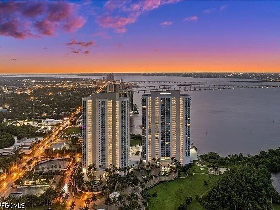 Foto del edificio - 3000 Oasis Grand Blvd