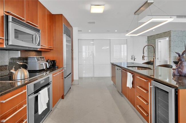 Kitchen - 901 Brickell Key Blvd