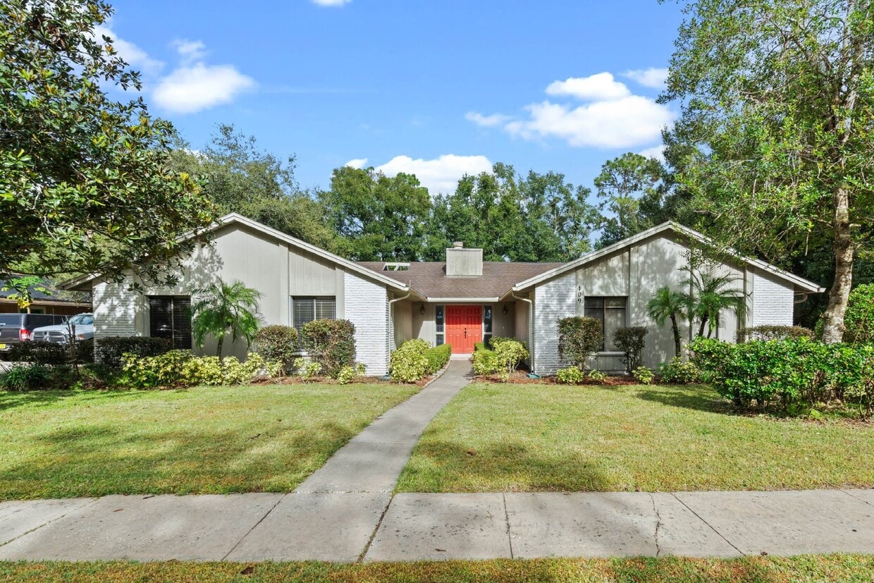 Charming 4-Bedroom Home with Pool on Large Lot in Longwood! - Charming 4-Bedroom Home with Pool on Large Lot in Longwood!