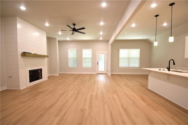 Building Photo - 3806 SW Pinecrest Dr