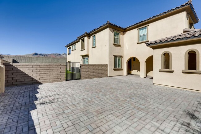 Building Photo - EXTRAVAGANT  5 Bedroom, LUXURY Home In SUM...
