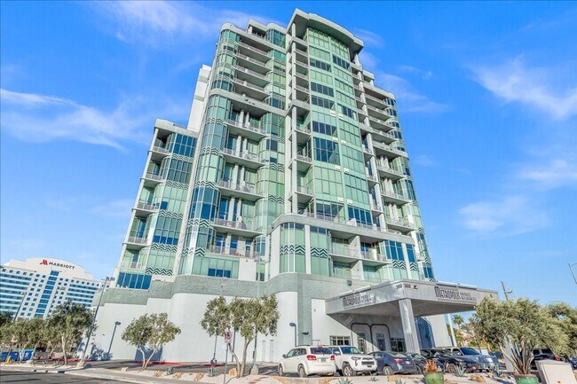 Foto del edificio - Fabulous Highrise Condo with Stripe Views!