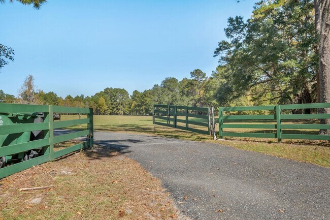 Foto del edificio - 13501 Moccasin Gap Rd