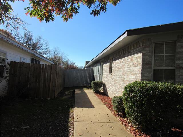 Building Photo - 2920 Newport Ave