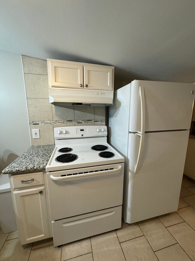 Building Photo - 464 3rd St