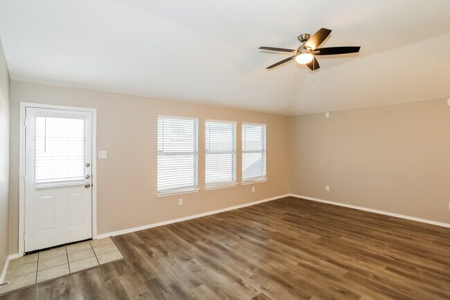 Building Photo - 217 Hilltop Dr