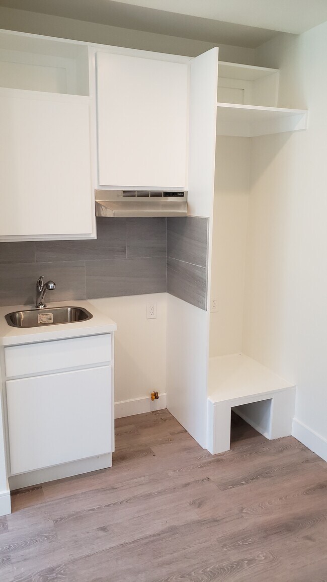 Kitchen comes with stove/oven & fridge/freezer - 2131 Carmona Ave
