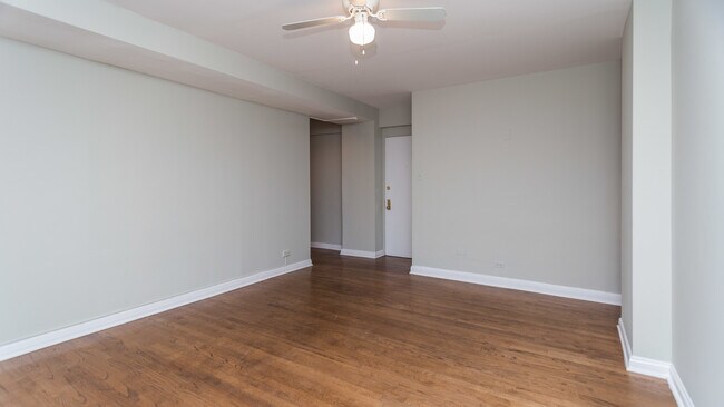 Building Photo - 1211 N La Salle Dr