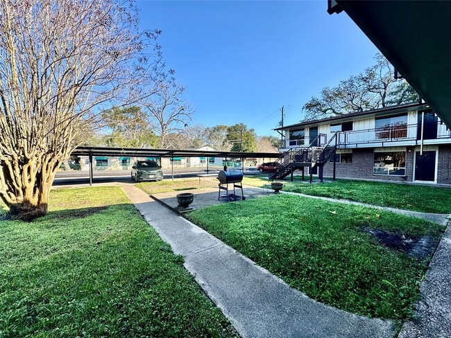 Foto del edificio - 2201 N Grand Blvd