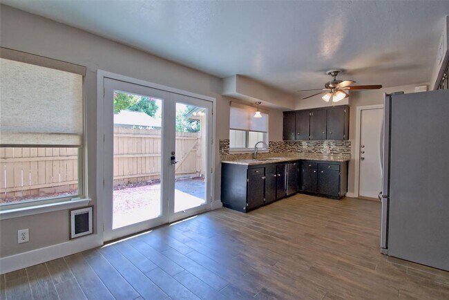 Foto del edificio - 903 W Village Ln