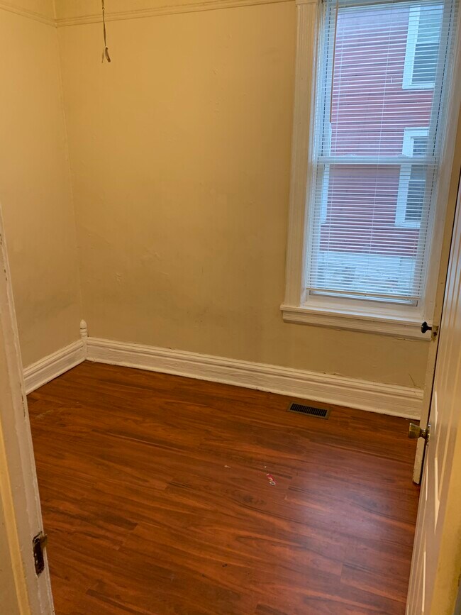 Bedrm - 5810 S Union Ave