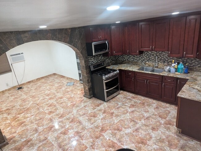 Building Photo - 2405 Skyline Dr