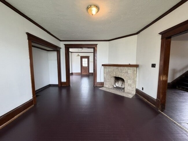 Foto del edificio - Spacious 4-Bedroom Home with 2 Full Baths, Central A/C & Fenced Yard!