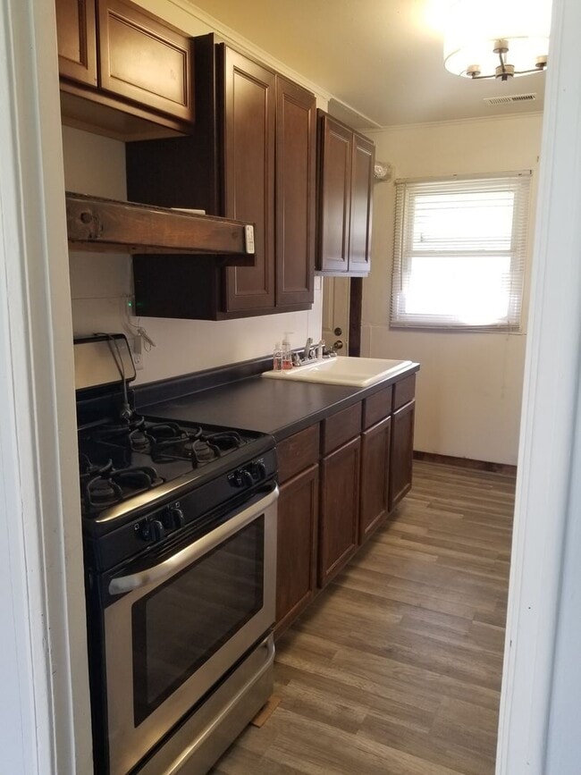 Building Photo - 3 Bedroom Home with Backyard and Garage!