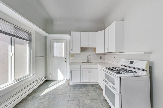 Foto del edificio - Spacious, light filled upper unit in great...
